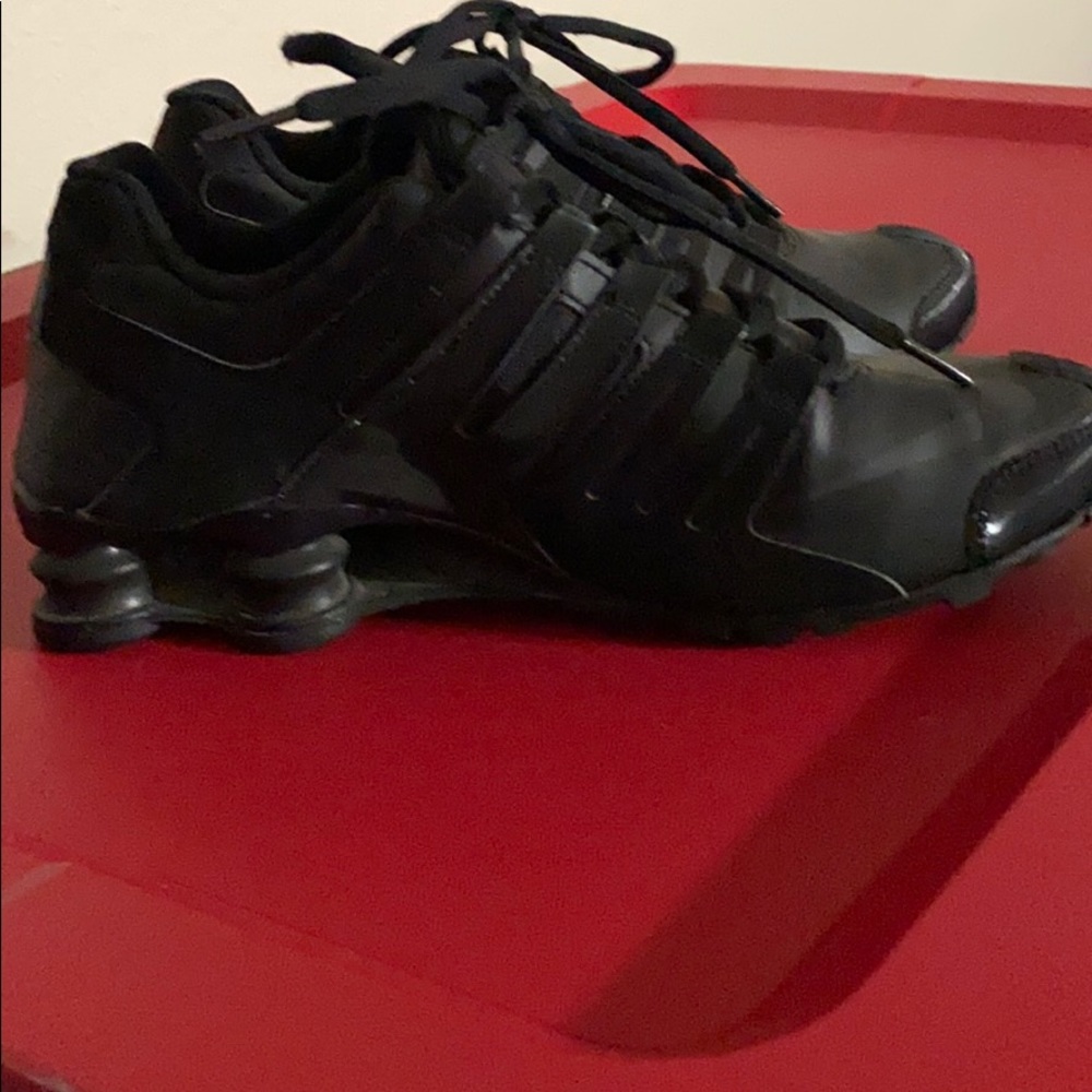 Women’s black Nike shox size 8